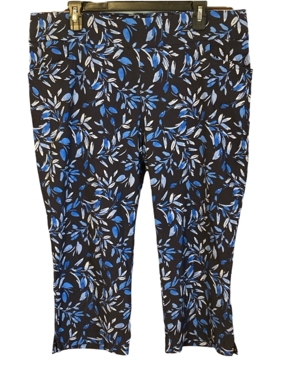 Coral Bay | Blue & White Leaf Print Capris Pants